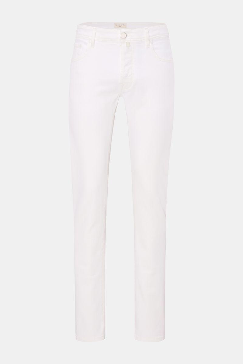 Jacob Cohen Jeans 'Bard' weiß, Slim Fit Five-Pocket-Jeans aus elastischer Baumwolle, Frontperspektive mit Button Fly, Münztasche, tonalem Stitching und Leather Patch.
