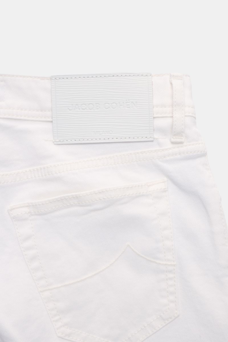 Jacob Cohen Jeans 'Bard' weiß aus elastischer Baumwolle, Slim Fit, Five-Pocket-Stil mit tonalem Stitching, Rückansicht nah am Bund.