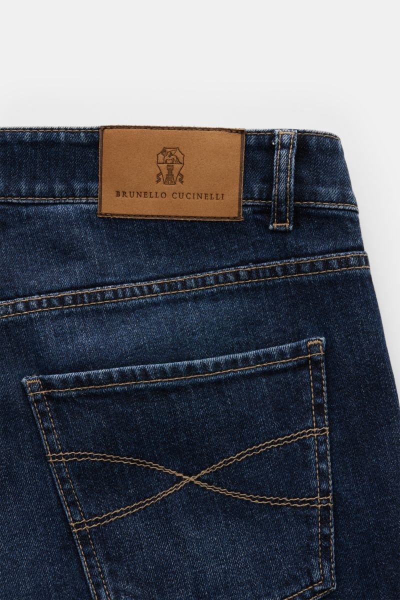 Brunello Cucinelli Jeans 'Traditional Fit' blau shown from the back close-up, featuring leather patch, logo stitching, and classic denim details.  
Luxuriöser Denim-Klassiker von BRUNELLO CUCINELLI: Die vielseitige Jeans 'Traditional Fit' mit legerer P