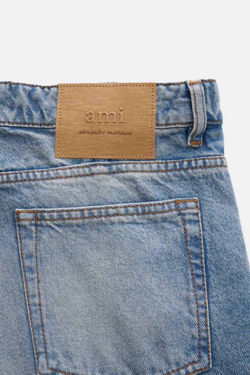Rückansicht der Ami Paris Jeans 'Classic Fit' rauchblau aus reiner Baumwolle mit Used-Waschung, geradem Schnitt, Button Fly und Logo-Patch.