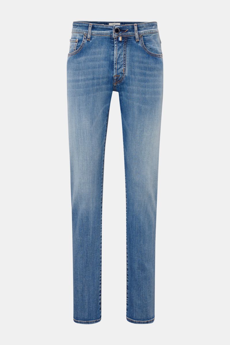 Front view of Jacob Cohen Jeans 'Bard' graublau in premium cotton denim with elastic quality, slim fit, soft touch, and subtle used wash. Premium-Denim vom italienischen Jeans-Experten JACOB COHEN: Der Klassiker 'Bard' aus Baumwolle in elastischer Qualitä