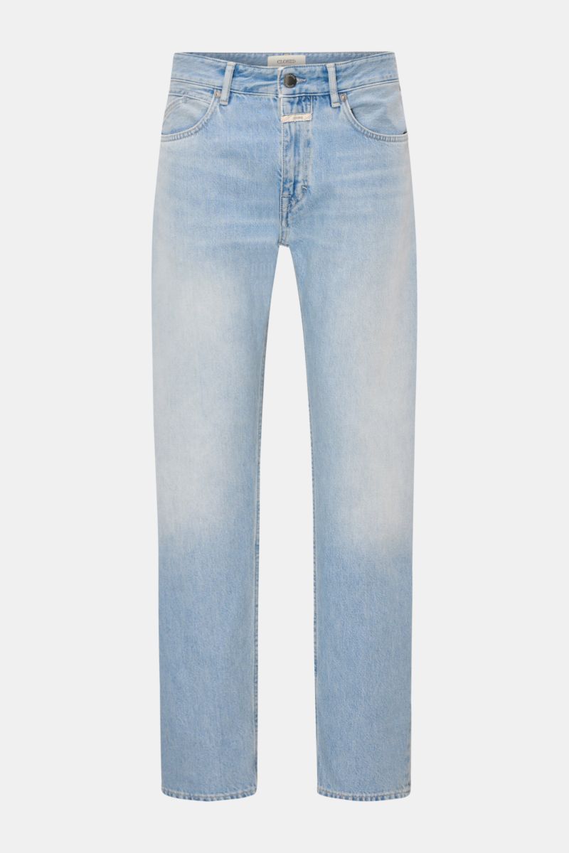 Frontansicht der Closed Jeans 'Cooper' hellblau, Slim Fit, aus reiner Baumwolle mit authentischer Used-Waschung, Five-Pocket-Stil.