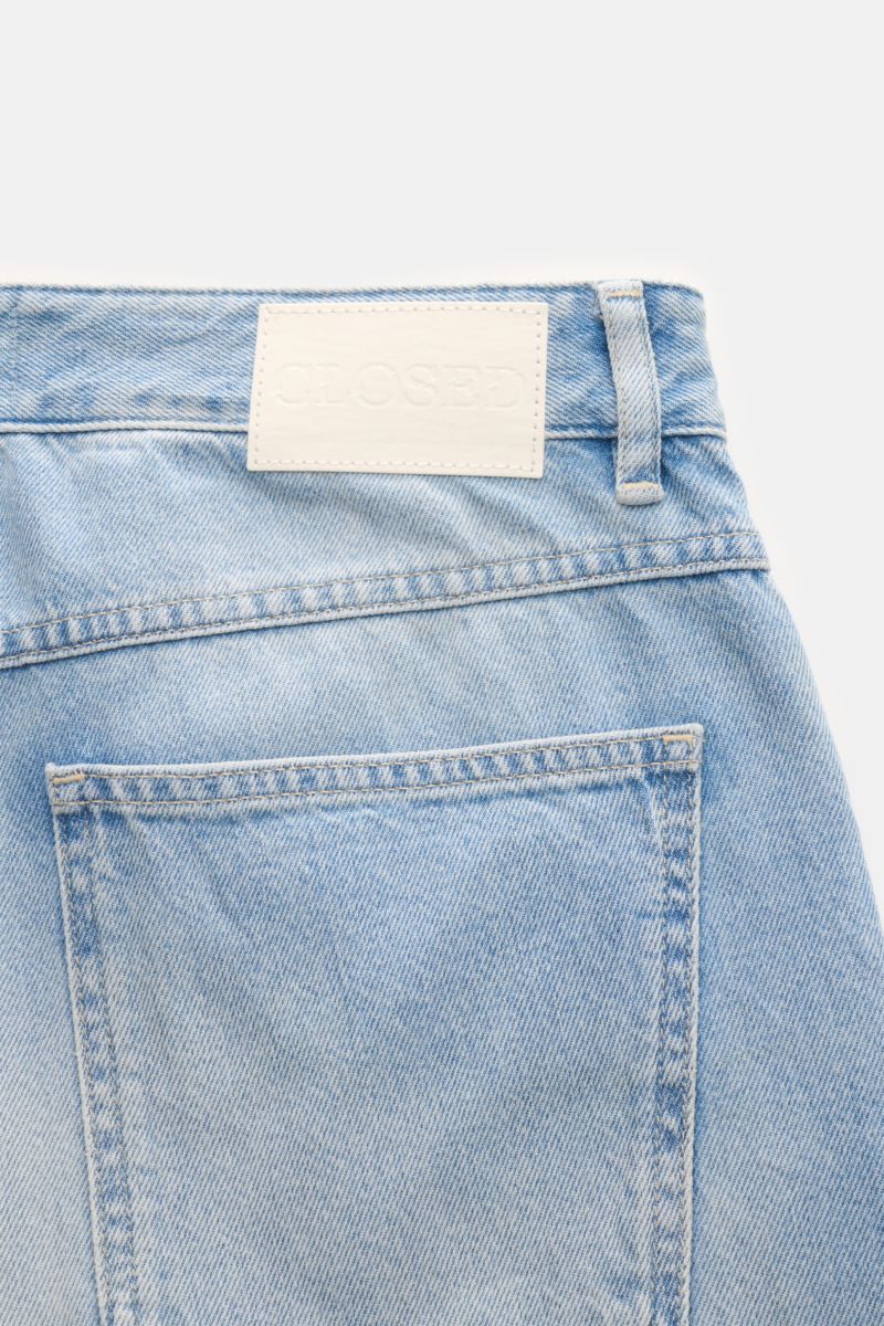 Detailaufnahme der Rückseite der Closed Jeans 'Cooper' hellblau mit Patch und Five-Pocket-Stil aus reiner Baumwolle.