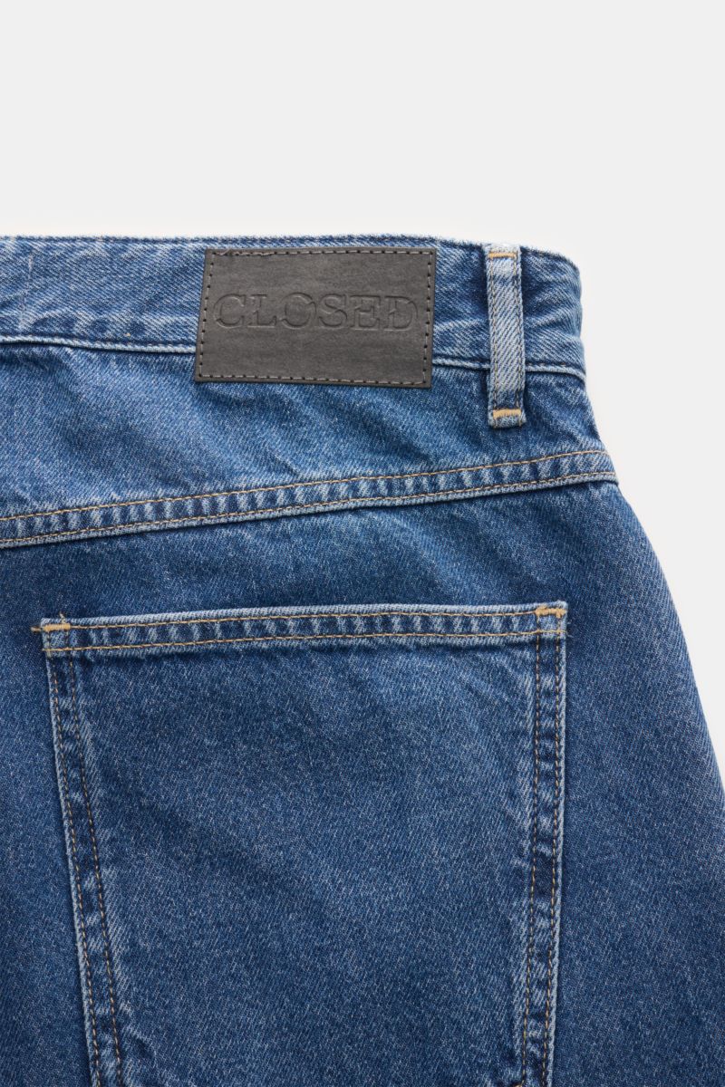 Nahaufnahme der Rückseite der Closed Jeans 'Cooper' dunkelblau mit typischem Patch, Five-Pocket-Stil und Used-Waschung.