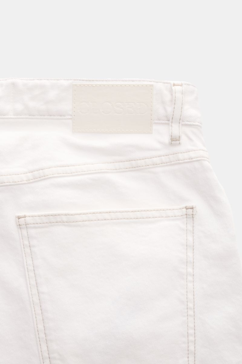 Nahaufnahme der Rückseite der Closed Jeans 'Cooper' offwhite mit elastischer Baumwolle, Used-Waschung, Patch und Five-Pocket-Stil.