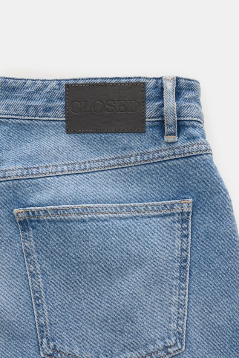 Close-up rear view of Closed Jeans 'Cooper' blau showing light blue pure cotton denim, back pocket, belt loop, and black CLOSED leather patch.
