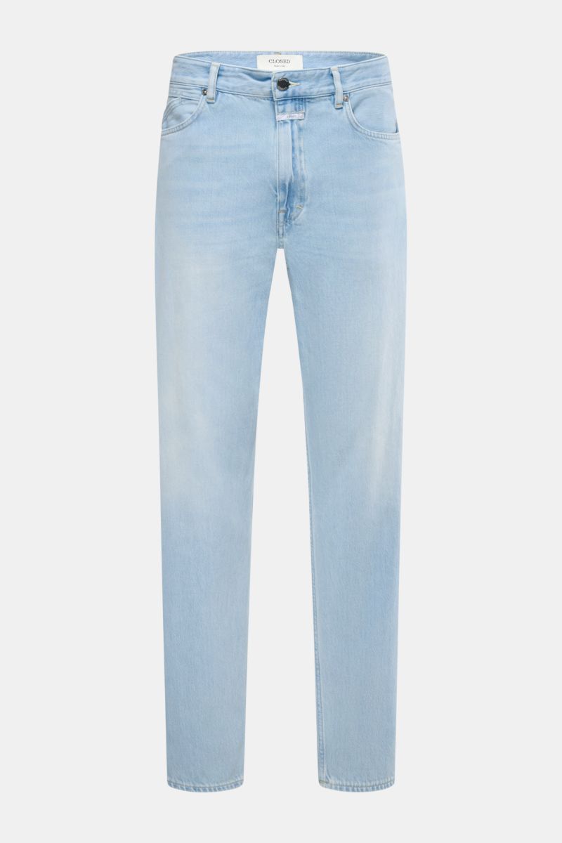 Closed Jeans 'Springdale' hellblau shown from the front, made of pure cotton denim with a soft touch, regular fit, slightly tapered legs, authentic used wash, five-pocket style, zip fly, typical CLOSED web label, and rear patch.