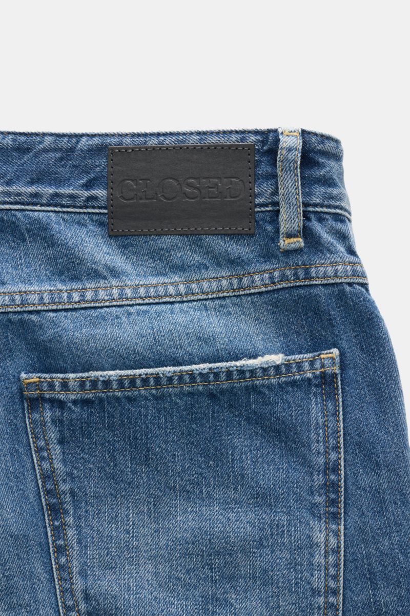 Closed Jeans 'Springdale' rauchblau shown from the back waist, featuring a black leather patch with 'CLOSED' embossed, denim in pure cotton with soft feel, Regular Fit, slightly tapered, authentic used wash, five-pocket style, zip fly, typical CLOSED web 