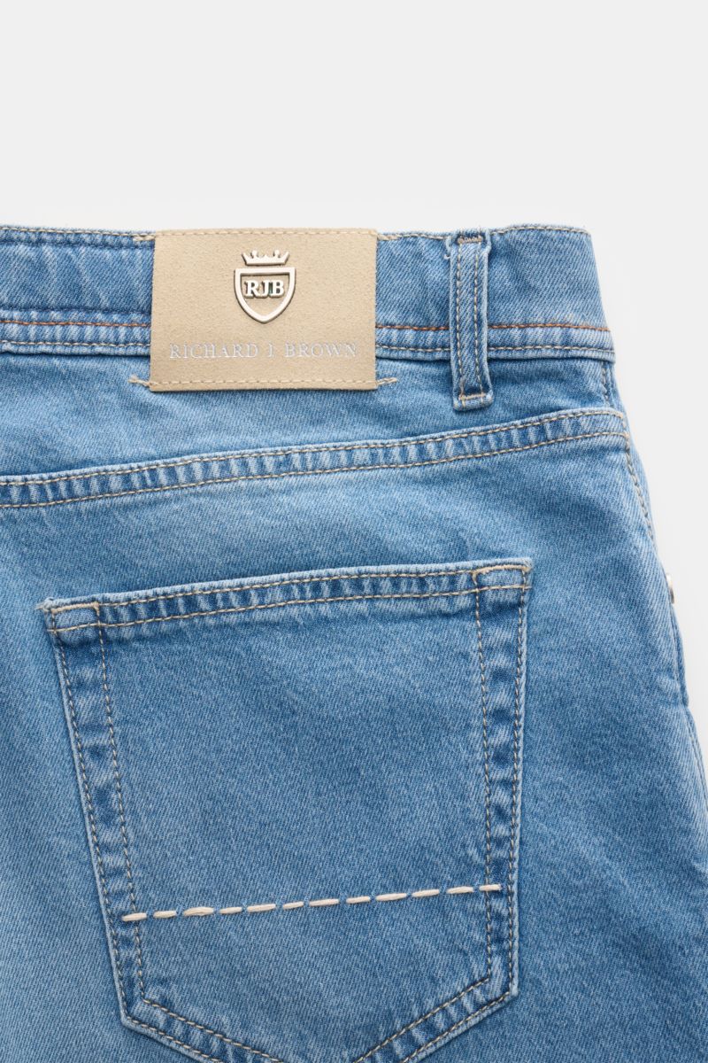 Richard J. Brown Jeans 'Tokyo' hellblau, Detailaufnahme von hinten oben mit Lederpatch, Münztasche und feiner Naht, Slim Fit, Baumwolle-Tencel Denim.