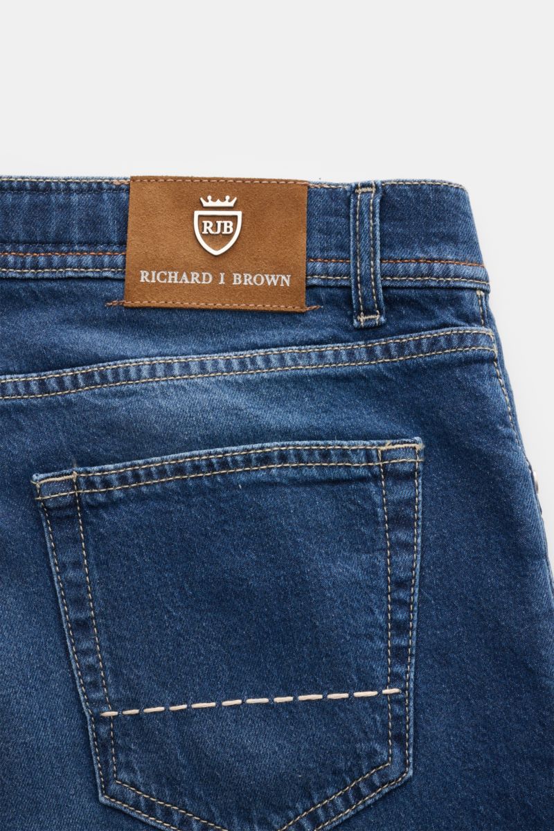 Richard J. Brown Jeans 'Tokyo' dunkelblau, Detailansicht von hinten, Five-Pocket-Stil, Button Fly, Lederpatch, Baumwolle-Tencel Denim, Slim Fit.