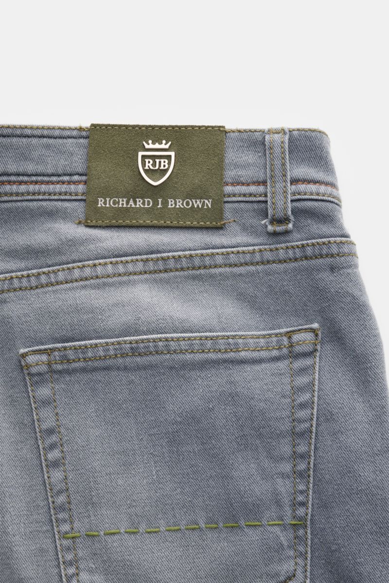 Richard J. Brown Jeans 'Tokyo' grau, Detailaufnahme von hinten oben mit Leder-Patch, Five-Pocket-Stil, Münztasche mit Logo-Stitching, Slim Fit, Button Fly, elastischer, weicher Denim.