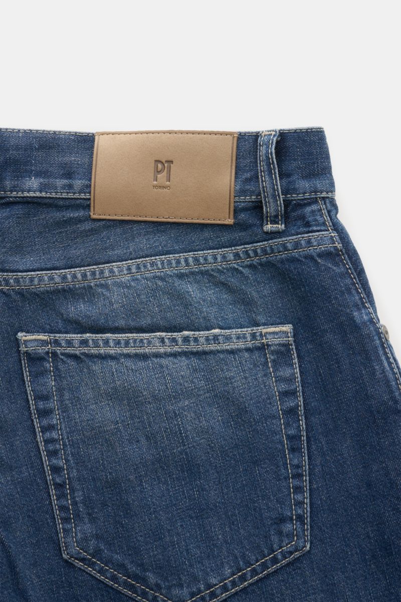 PT Torino Denim Jeans 'Breakbeat' dunkelblau, Rückansicht mit Lederpatch, Five-Pocket-Stil, Used-Waschung, Distressed-Effekten, Button Fly, aus reiner Baumwolle.