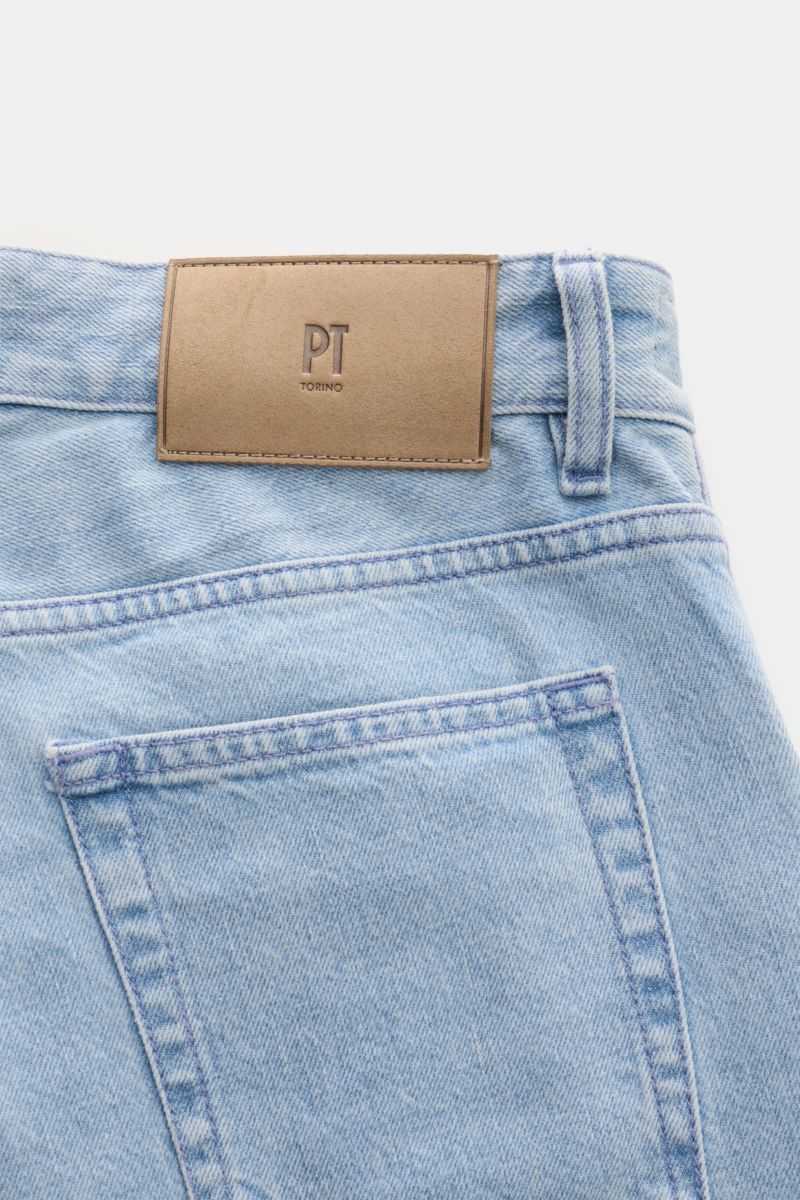 Close-up rear view of PT Torino Denim Jeans 'Rebel' hellblau featuring light blue cotton denim, leather patch, and back pocket stitching.

Klassiker mit Twist: Die Jeans 'Rebel' von PT TORINO überzeugt mit authentischem Denim aus reiner Baumwolle und t