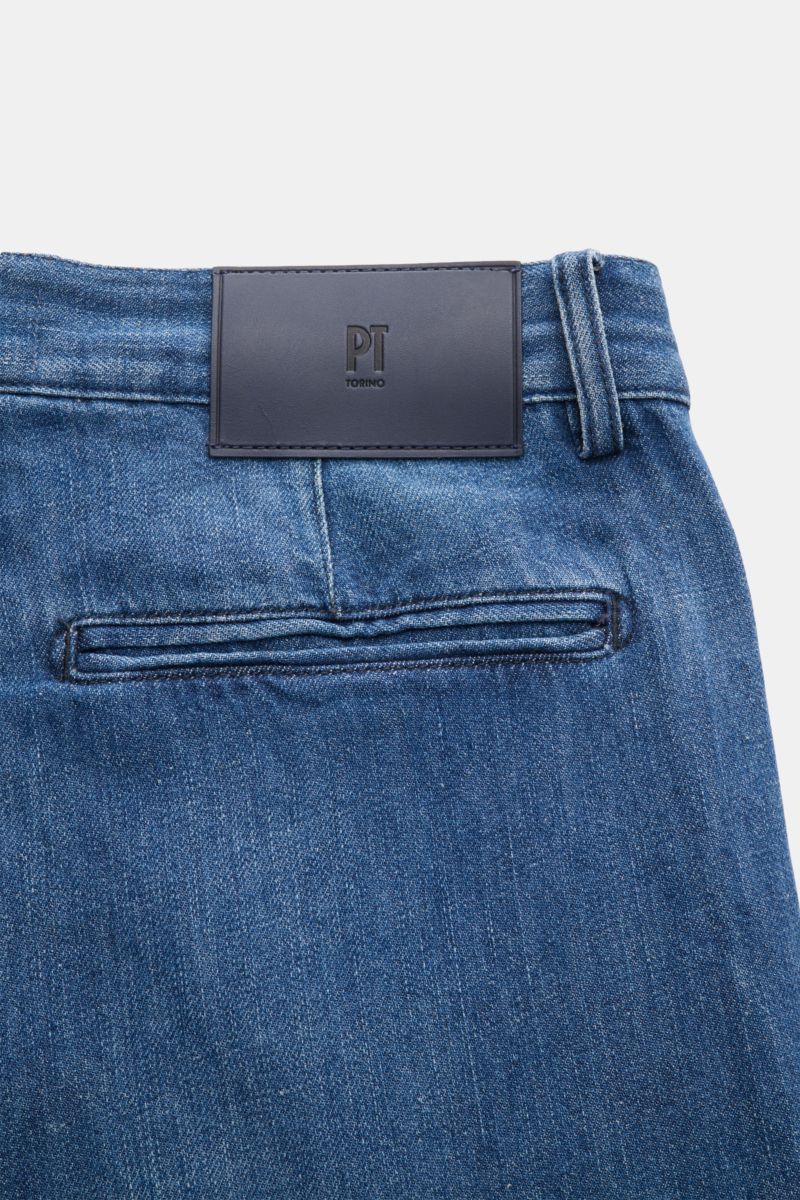 Close-up rear view of PT Torino Denim Jeans 'Reggae' blue showing leather patch, jetted back pocket, and belt loop in soft cotton-linen blend.

The cropped model 'Reggae' by Italian label PT TORINO DENIM is a casual pair of jeans in chinos look that of