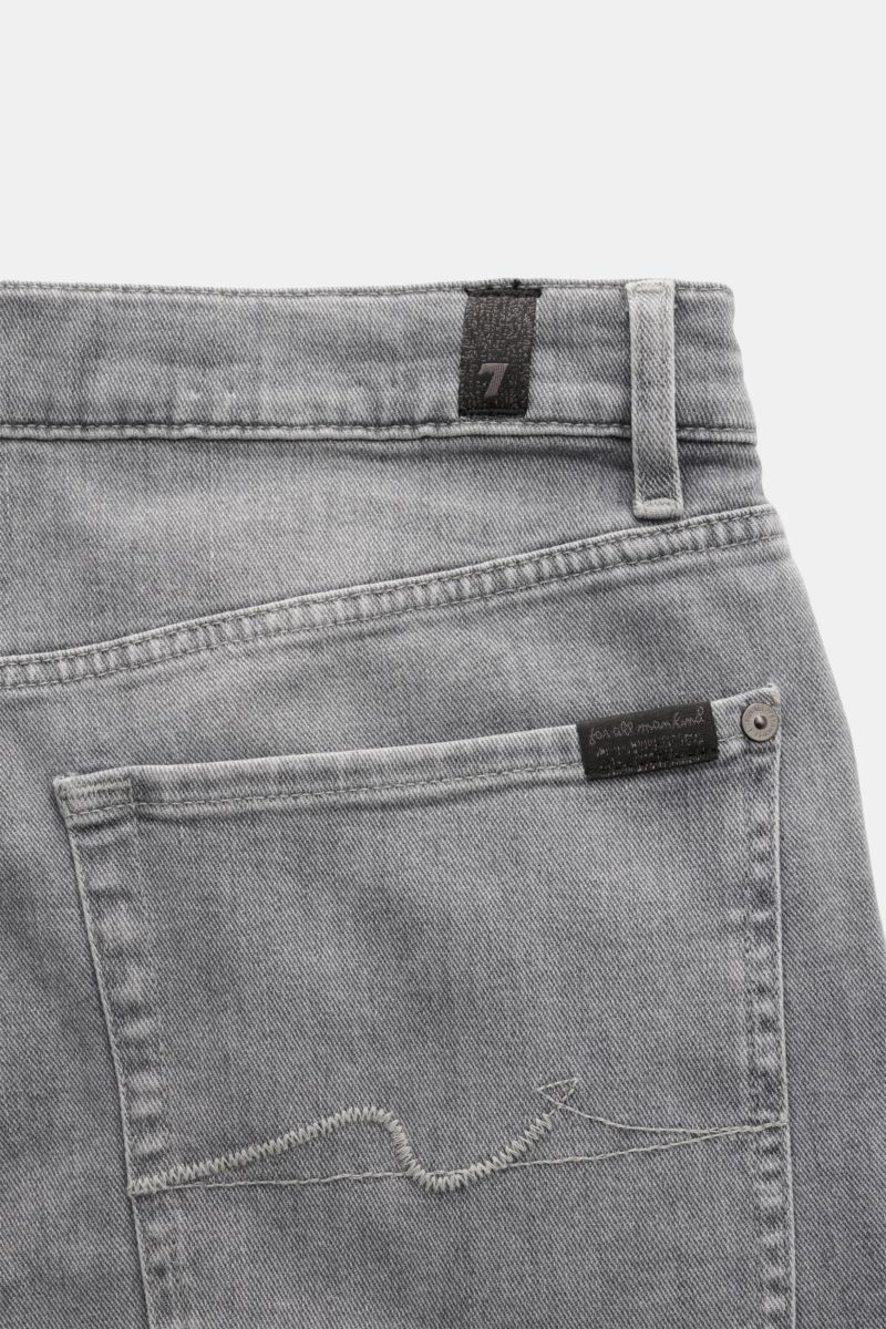 7 for all mankind Jeans 'The Straight' grau, Rückansicht mit Five-Pocket-Stil, elastischer Baumwolle, leichter Waschung, Zip Fly, kleinem Weblabel.