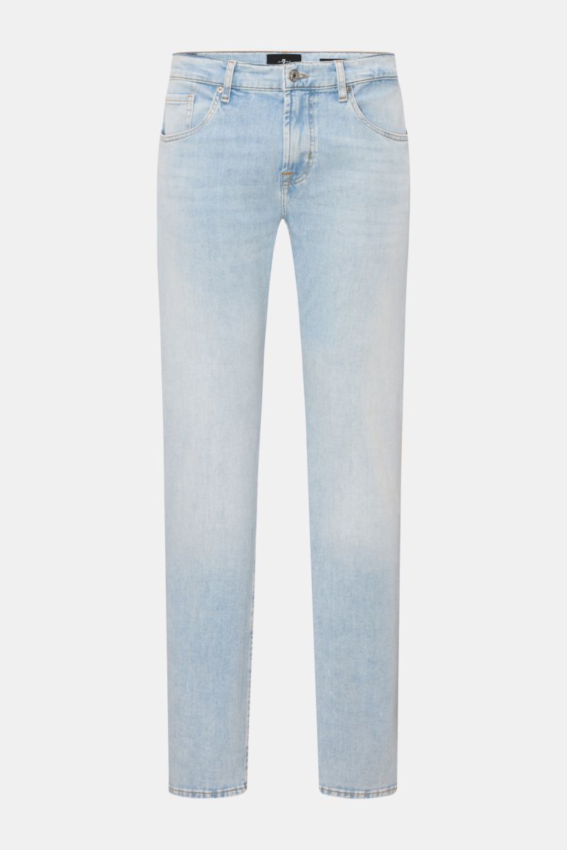 7 for all mankind Jeans 'The Straight' hellblau, frontale Ansicht, helle Waschung, Regular Fit, Five-Pocket-Stil, Baumwolle mit Stretch, Zip Fly, Gesäßtaschen mit Stitching, kleines Weblabel.
