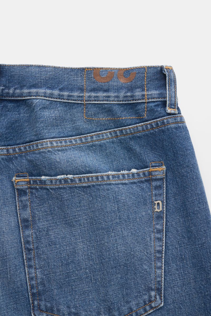 Detailaufnahme der Rückseite der Dondup Jeans 'Bray' blau mit authentischer Used-Waschung, Distressed-Effekten und Metall-Initial.