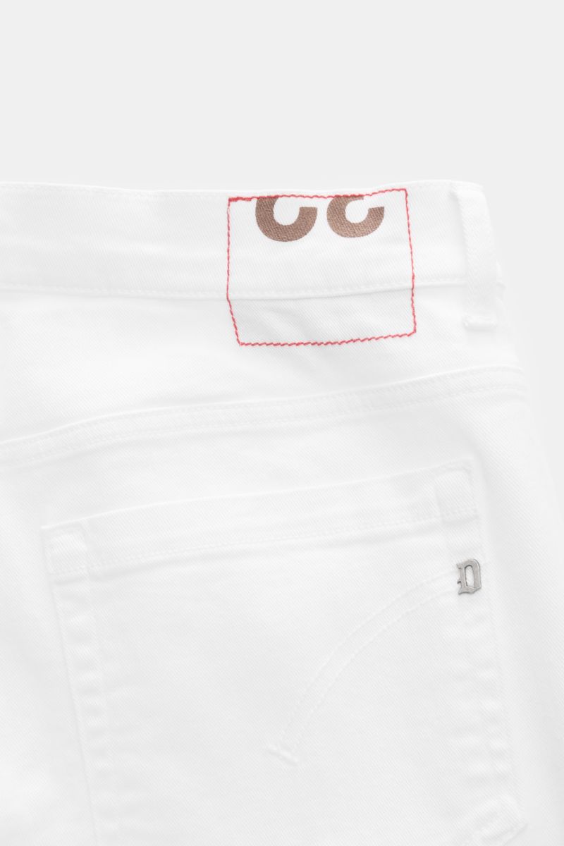 Dondup Jeans 'George' offwhite, Detailaufnahme von Gesäßtasche mit Metall-Initial, rotem Weblabel, elastischer Baumwolle, Skinny Fit.