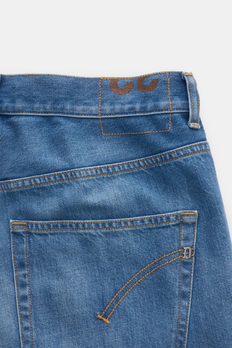 Dondup Jeans 'Paco' rauchblau, Detailaufnahme von hinten, authentische Used-Waschung, Five-Pocket, Metall-Initial, Baumwolle, Zip Fly.