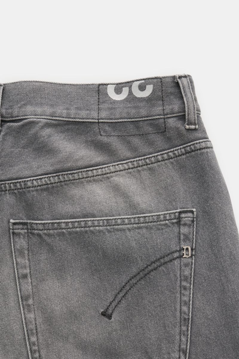 Close-up rear view of Dondup Jeans 'Paco' grau showing authentic gray denim with subtle distressed details and metal 'D' initial on the back pocket.

Zeitloser Klassiker: Die Jeans 'Paco' von DONDUP überzeugt mit authentischer Denim-Optik und bietet zu