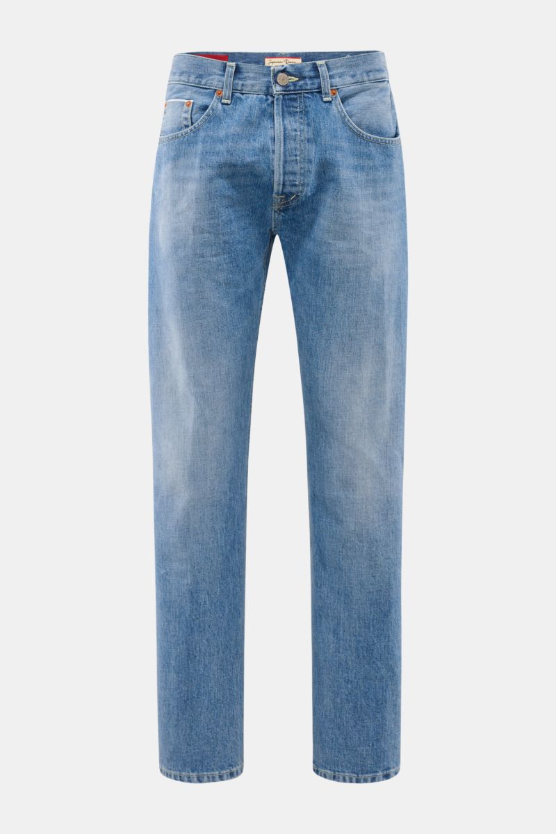 Front view of Dondup Jeans 'Bray' rauchblau in regular fit, made of soft pure cotton Japanese selvedge denim with authentic used wash and subtle distressed details; features button fly, five-pocket style, small metal initial, and inside DONDUP web label, 