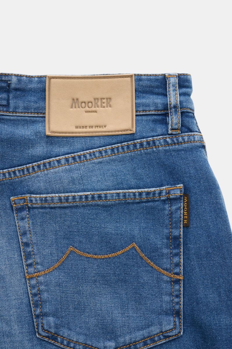 Back view close-up of Moorer Jeans 'Milton' rauchblau showing leather patch, stitching on back pocket, and denim texture. For casual denim looks: The 'Milton' jeans by MOORER offer unmatched comfort and are ideal basics for relaxed outfits. Features elast