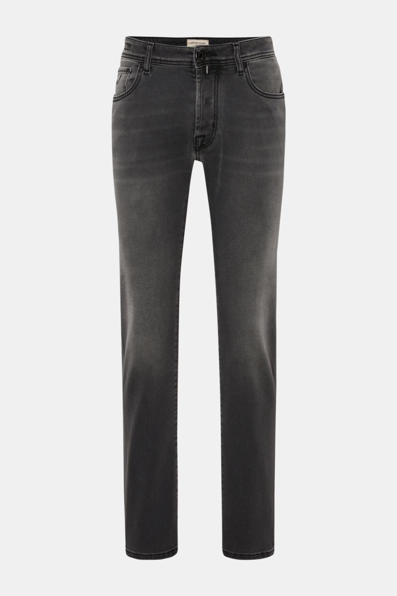 Front view of Jacob Cohen Jeans 'Bard' grau, slim fit, narrow tapered, denim aus Baumwolle und Microfaser, elastische Qualität, weicher Griff, dezente Used-Waschung, Button Fly, Five-Pocket-Stil, Münztasche mit Initial, Gesäßtaschen mit Stitching, Leather