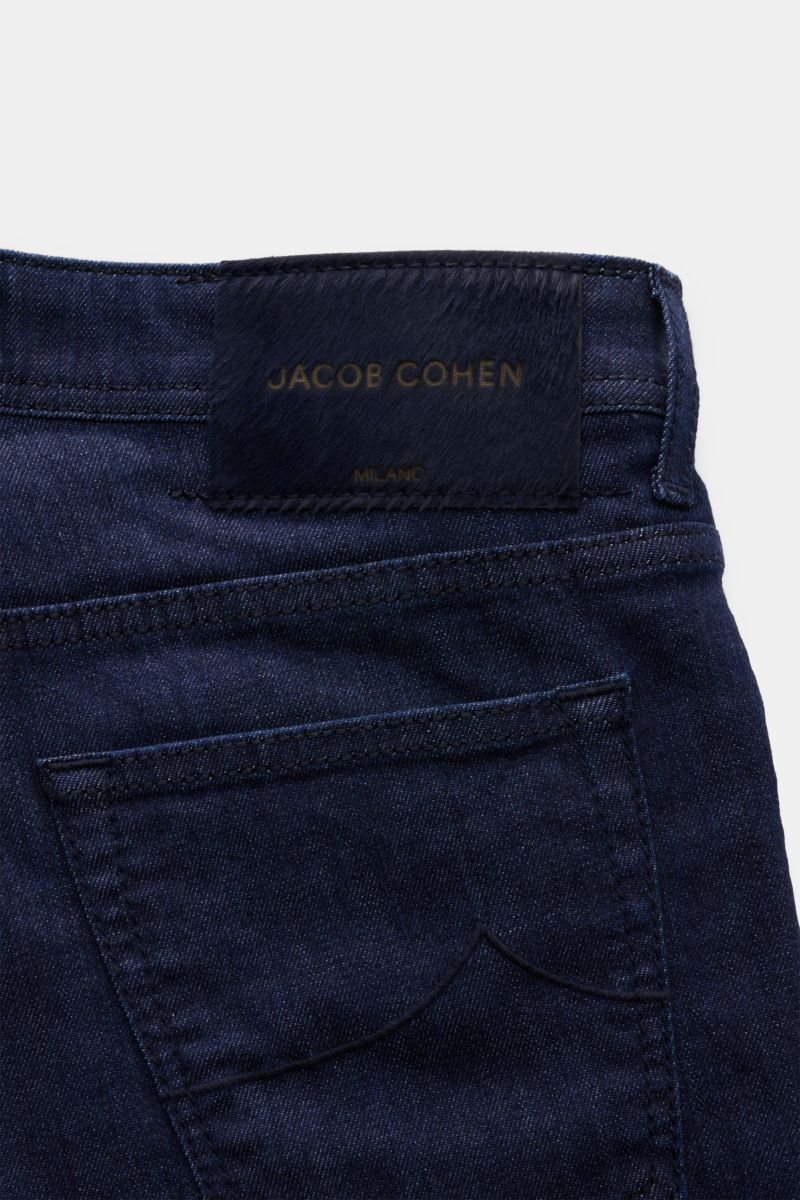 Close-up rear view of Jacob Cohen Jeans 'Bard' navy showing denim aus Baumwolle, elastische Qualität, weicher Griff, Slim Fit, schmal zulaufend, Button Fly, Five-Pocket-Stil, Münztasche mit Initial, Gesäßtaschen mit Stitching, and Leather Patch in Ponyfel