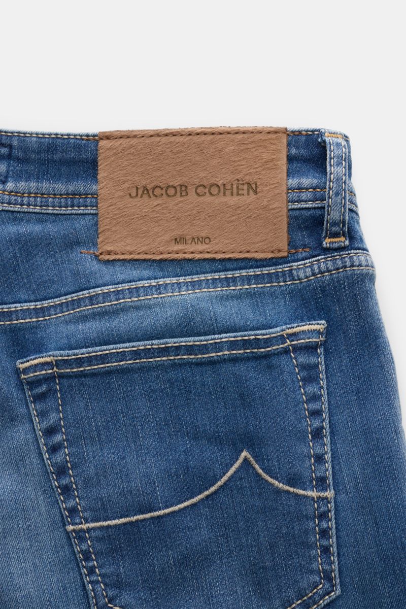 Close-up rear view of Jacob Cohen Jeans 'Bard' rauchblau showing soft, elastic cotton denim with subtle used wash, signature stitching, and ponyhair-look leather patch.