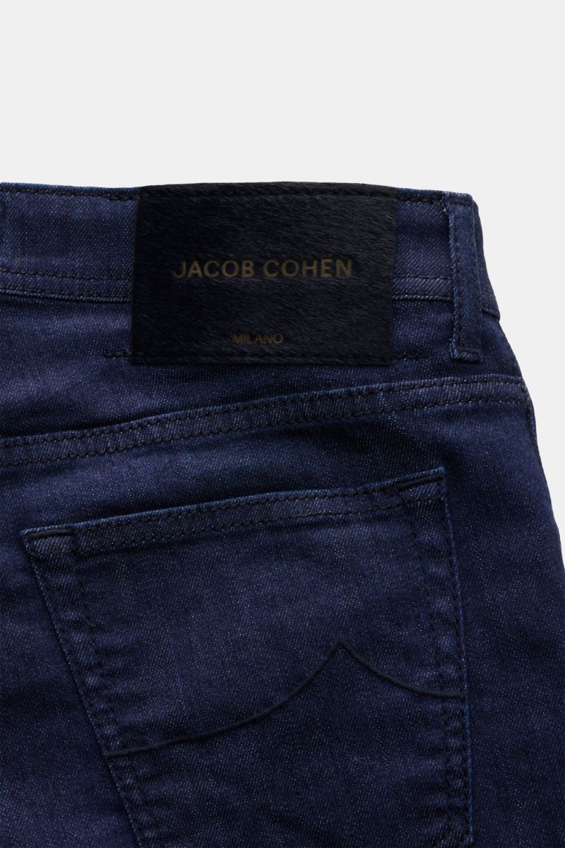 Close-up rear view of Jacob Cohen Jeans 'Nick' navy showing denim aus Baumwolle, elastische Qualität, weicher Griff, Slim Fit, schmal zulaufend, Button Fly, Five-Pocket-Stil, Münztasche mit Initial, Gesäßtaschen mit Stitching, and leather patch in Ponyfel