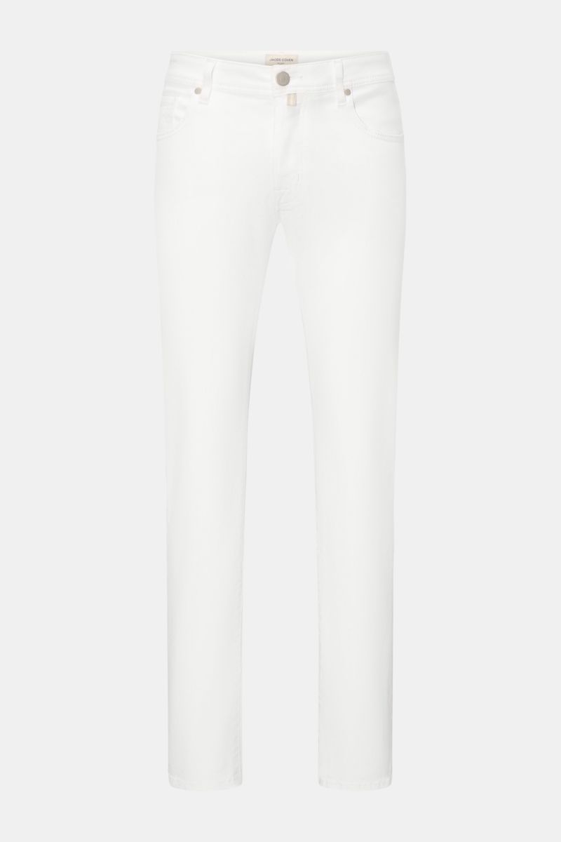 Alt tag (125 characters max):  
Front view of Jacob Cohen Jeans 'Bard' off-white slim fit five-pocket jeans with button fly and tonal calfskin patch.

Description:  
Get style and quality with the classic five-pocket jeans 'Bard' by JACOB COHEN in a sl