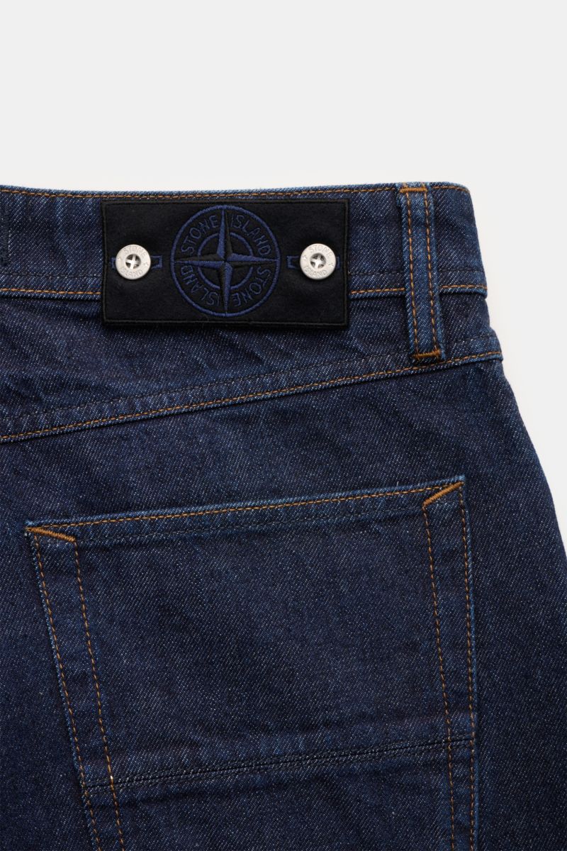Stone Island Jeans 'Indigo Denim - Rinsed' navy aus Baumwolle im Loose Fit, gerader Schnitt, Five-Pocket-Stil, Kompass-Badge am Bund, Rückansicht.
