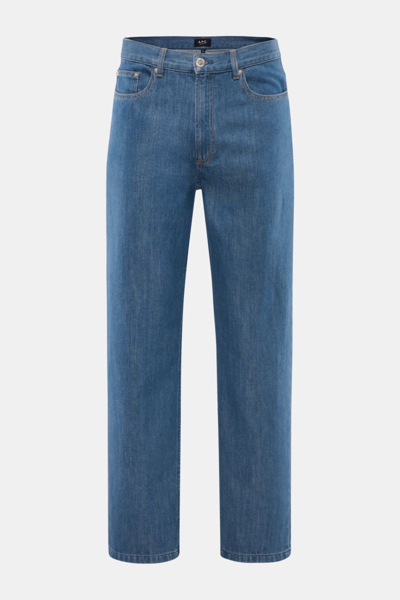Front view of A.P.C. Jeans 'Jean Martin' blau in blue denim with regular fit, straight cut, contrast stitching, zip fly, five-pocket style, and branded button. Denim made from pure cotton, lightly textured quality, authentic wash. Mit ihrem lässigen Schni
