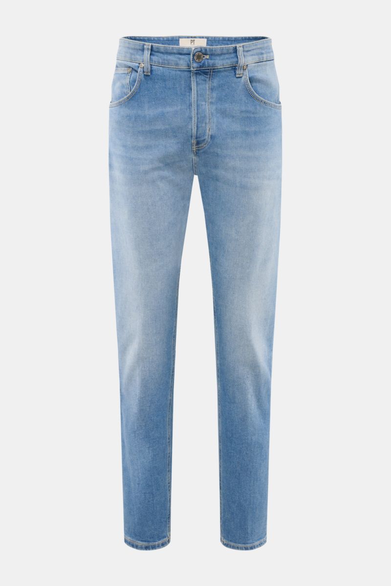 Front view of PT Torino Denim Jeans 'Reggae' rauchblau, cropped slim fit in light blue cotton denim with slight stretch, button fly, five pockets, and logo patch. Das Cropped-Modell 'Reggae' aus dem italienischen Hause PT TORINO DENIM ist eine lässige 
