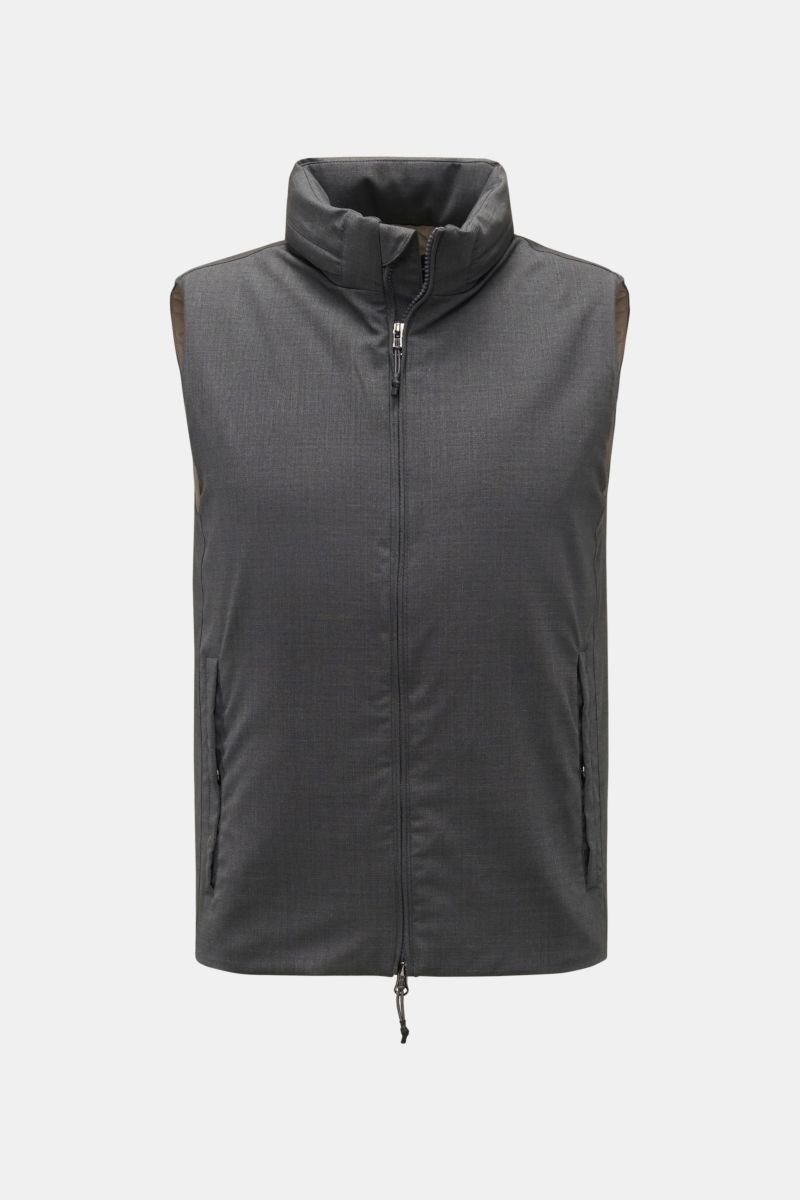 The Product is the Hero Daunenweste 'A Special Vest' grau meliert, frontale Nahaufnahme, schlanker Schnitt, mulesingfreie Schurwolle, Daunen- und Merinowolle gefüllt, atmungsaktiv, mit verstaubarer Kapuze und Zwei-Wege-Reißverschluss.