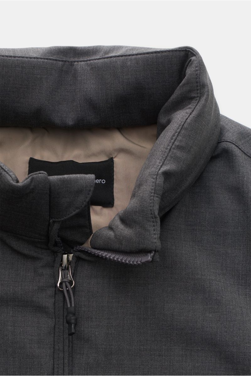 The Product is the Hero Daunenweste 'A Special Vest' grau meliert, Detailansicht von oben mit Stehkragen, mulesingfreier Schurwolle, leichter Daunen-Merino-Füllung, atmungsaktiv, Slim Fit, Zwei-Wege-Reißverschluss und verstaubarer Kapuze.