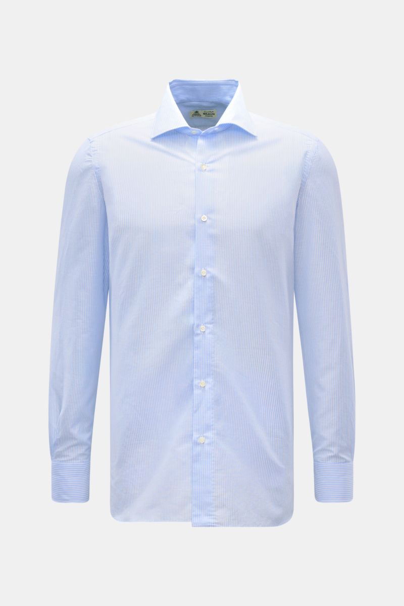 Borrelli Business Hemd 'Luciano' Kent-Kragen hellblau/weiß gestreift, Slim Fit, Leinen-Baumwoll-Mix, glatter Griff, Perlmuttknöpfe, Sportmanschette, frontal fotografiert.