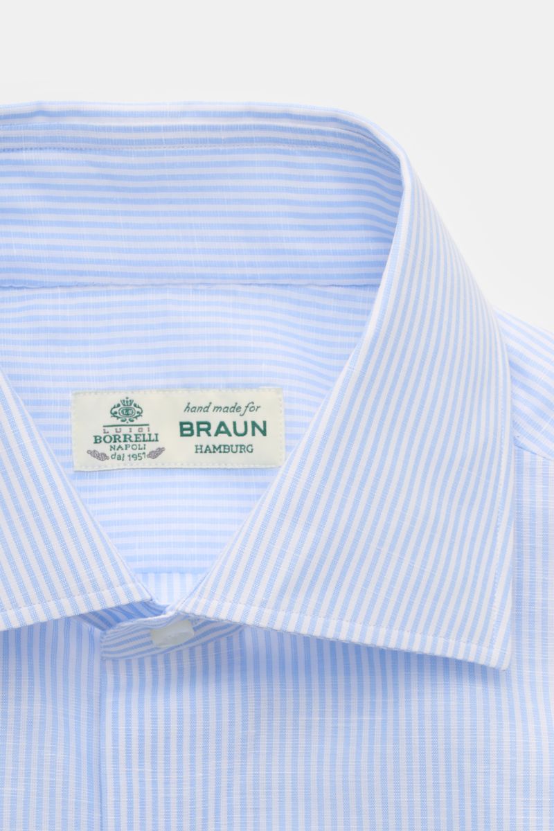 Blick auf den Kent-Kragen des Borrelli Business Hemds 'Luciano' hellblau/weiß gestreift aus Leinen-Baumwoll-Mix, Slim Fit, Perlmuttknöpfe.