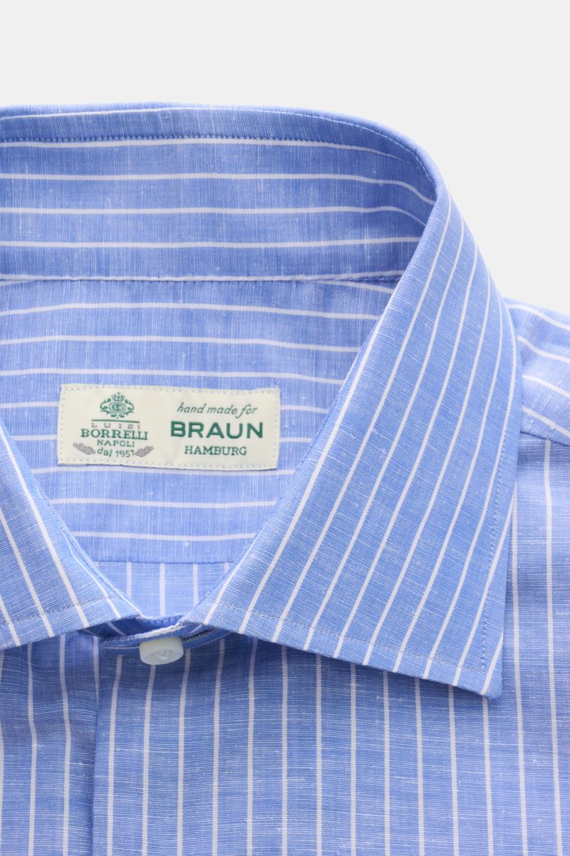 Close-up front view of Borrelli Business shirt 'Luciano' Kent collar white/blue striped, made from a linen-cotton blend with slim fit.

Fine yarn from Neapolitan tailor BORRELLI: The shirt 'Luciano' in a slim fit is fabricated using a high-quality line