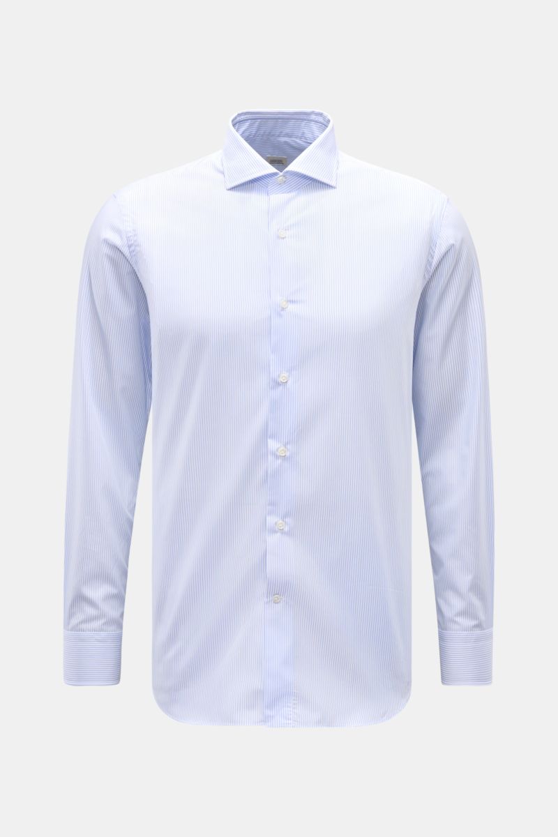 Gherardi Business Hemd Haifisch-Kragen hellblau/weiß gestreift shown from front view, elegant slim fit cotton shirt with sport cuffs.

Elegantes Business Hemd mit Sportmanschette von GHERARDI: feinste Baumwolle in Premium-Qualität, kombiniert mit einem