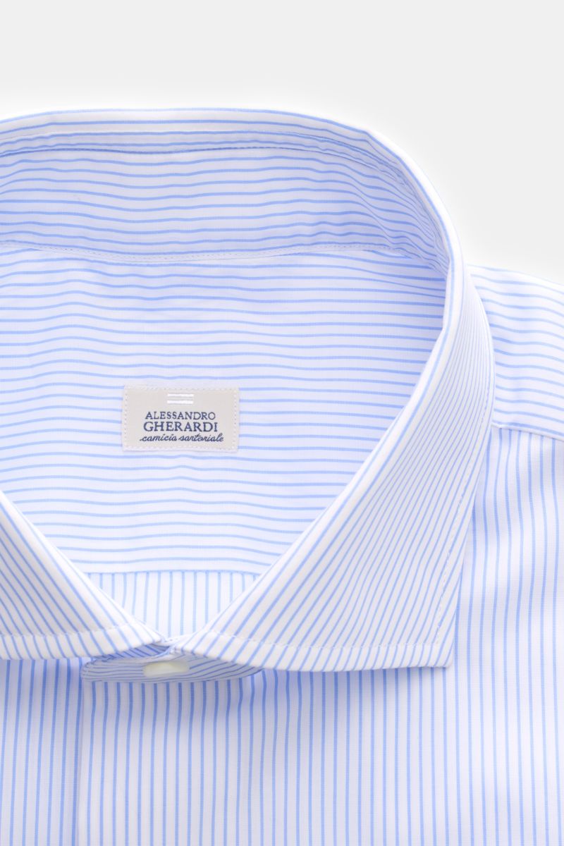Close-up front view of Gherardi Business Hemd Haifisch-Kragen hellblau/weiß gestreift with poplin cotton, extra slim fit, shark collar, French placket, and classic sport cuff. Elegantes Business Hemd mit Sportmanschette von GHERARDI: feinste Baumwolle in 