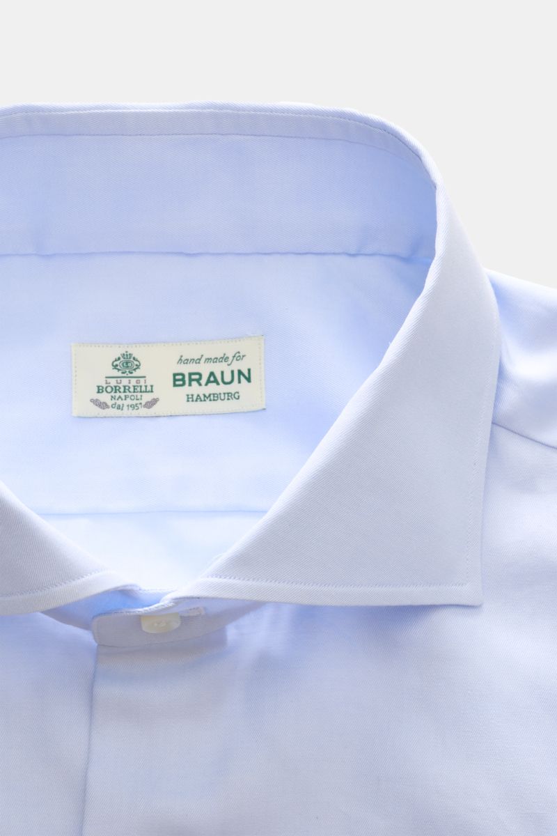 Borrelli Business Hemd 'Nando' Haifisch-Kragen hellblau aus feinem Baumwolltwill, weiche Qualität, Regular Fit, Manschette, Saum, Nahaufnahme.