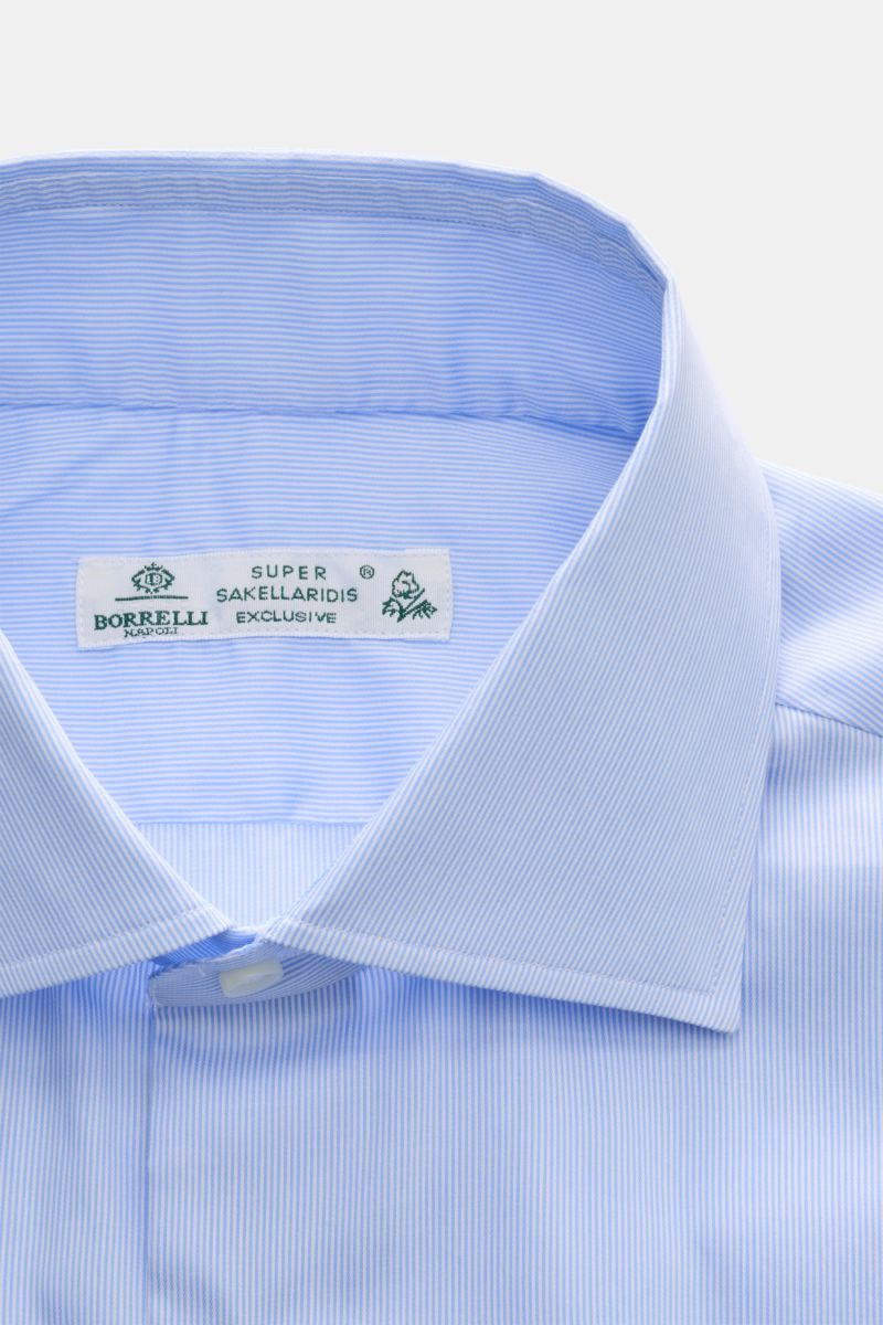 Borrelli Business Hemd 'Luciano' Haifisch-Kragen hellblau/weiß gestreift, Popeline, leichter Griff, Slim Fit, französische Knopfleiste, Sportmanschette, gerundeter Saum, Nahaufnahme von oben.