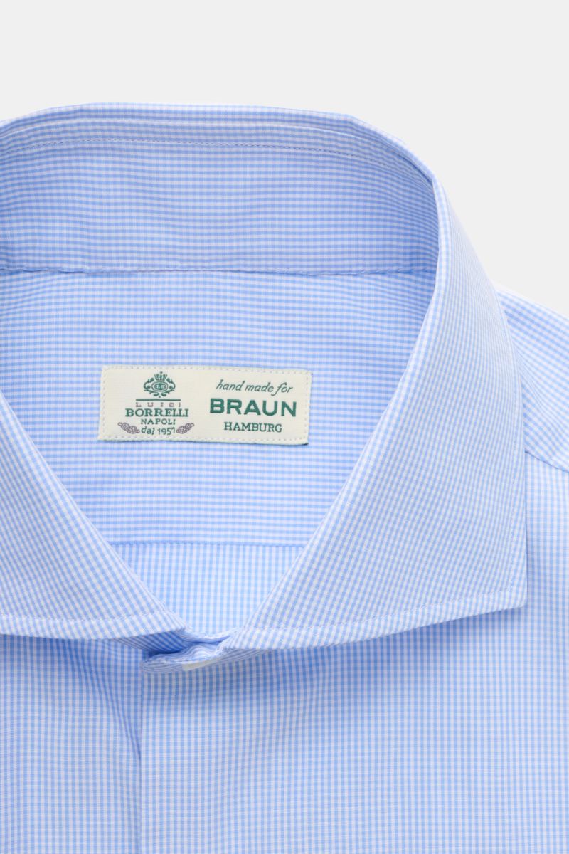 Blick von oben auf das Borrelli Business Hemd 'Nando' Haifisch-Kragen hellblau/weiß kariert mit Popeline aus reiner Baumwolle, leichtem Griff, feinem Karomuster, Slim Fit, Haifisch-Kragen, französischer Knopfleiste mit Perlmuttknöpfen, klassischer Sportma