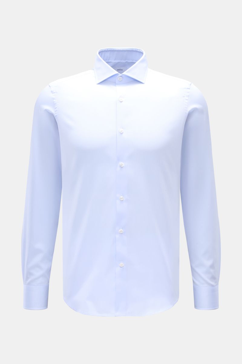 Front view of the BRAUN Hamburg Business shirt shark collar light blue, made of fine cotton gabardine, smooth feel, extra slim fit, shark collar, French button placket, classic barrel cuffs, waist darts at the back, rounded hem.