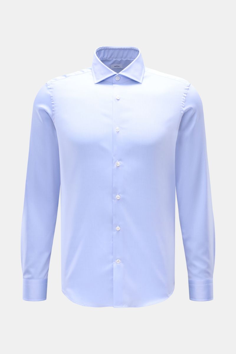 Front view of BRAUN Hamburg Business Hemd Haifisch-Kragen hellblau, a fine cotton gabardine shirt with soft touch, extra slim fit, shark collar, French placket, classic sport cuffs, back waist darts, and rounded hem.