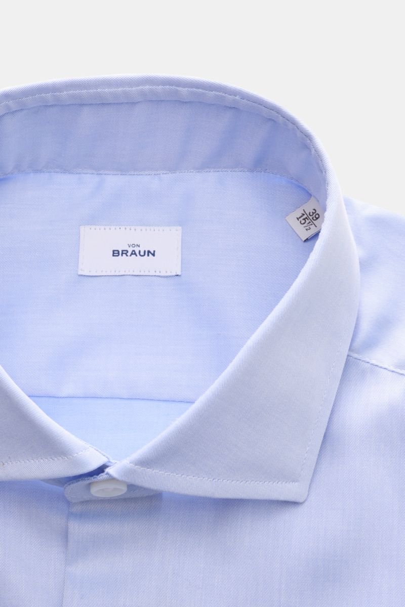 Close-up front view of BRAUN Hamburg Business Hemd Haifisch-Kragen hellblau in fine cotton gabardine with soft touch, Extra Slim Fit, shark collar, French placket, classic sport cuffs, back waist darts, and rounded hem.