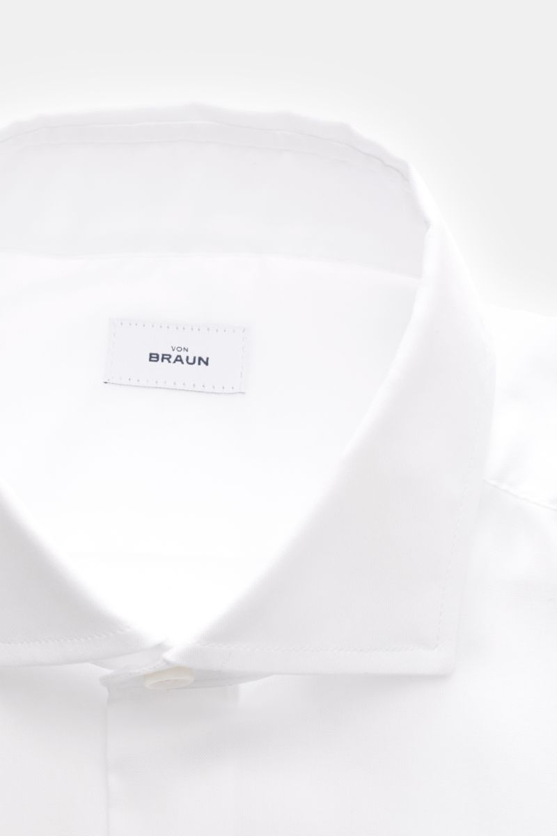 Close-up front view of the BRAUN Hamburg Business Hemd Haifisch-Kragen weiß showing a fine cotton pinpoint fabric with a smooth touch, extra slim fit, shark collar, French button placket, classic sport cuffs, and rounded hem.