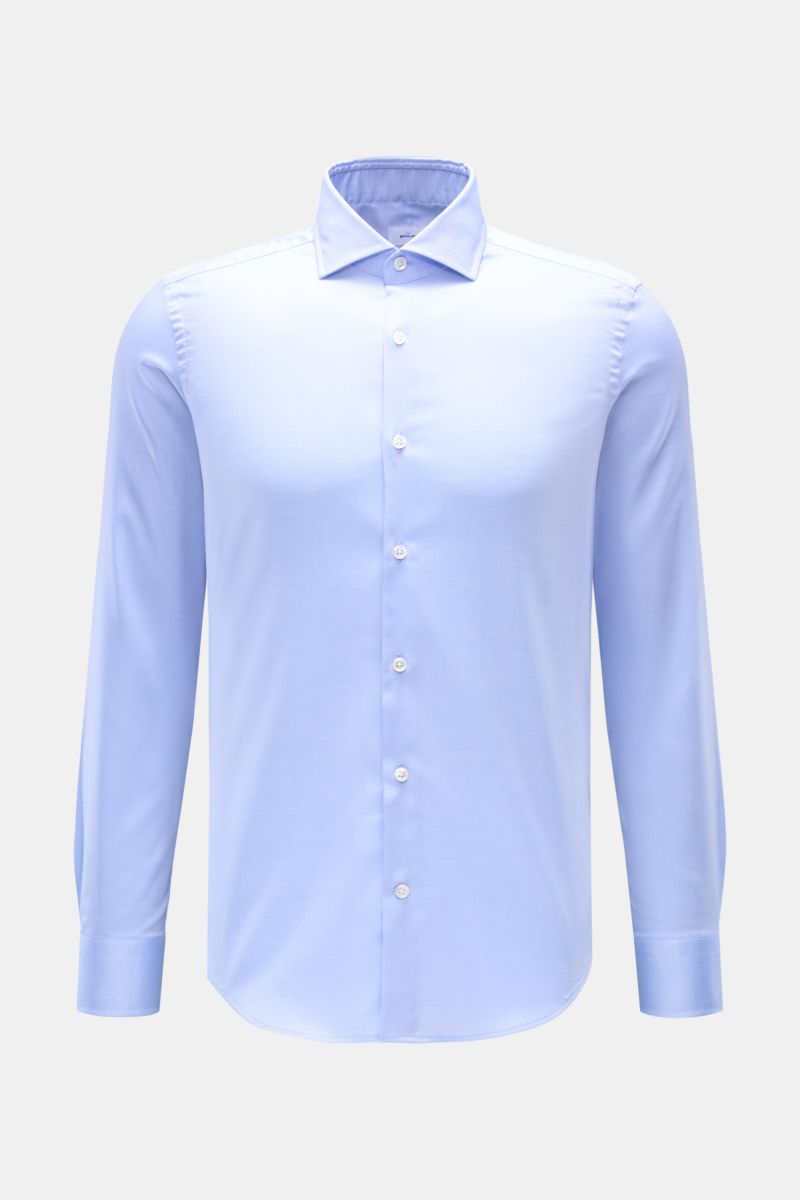 Front view of BRAUN Hamburg Business Hemd Haifisch-Kragen hellblau in fine cotton gabardine, soft touch, Extra Slim Fit, shark collar, French placket, classic sport cuff, back waist darts, rounded hem.