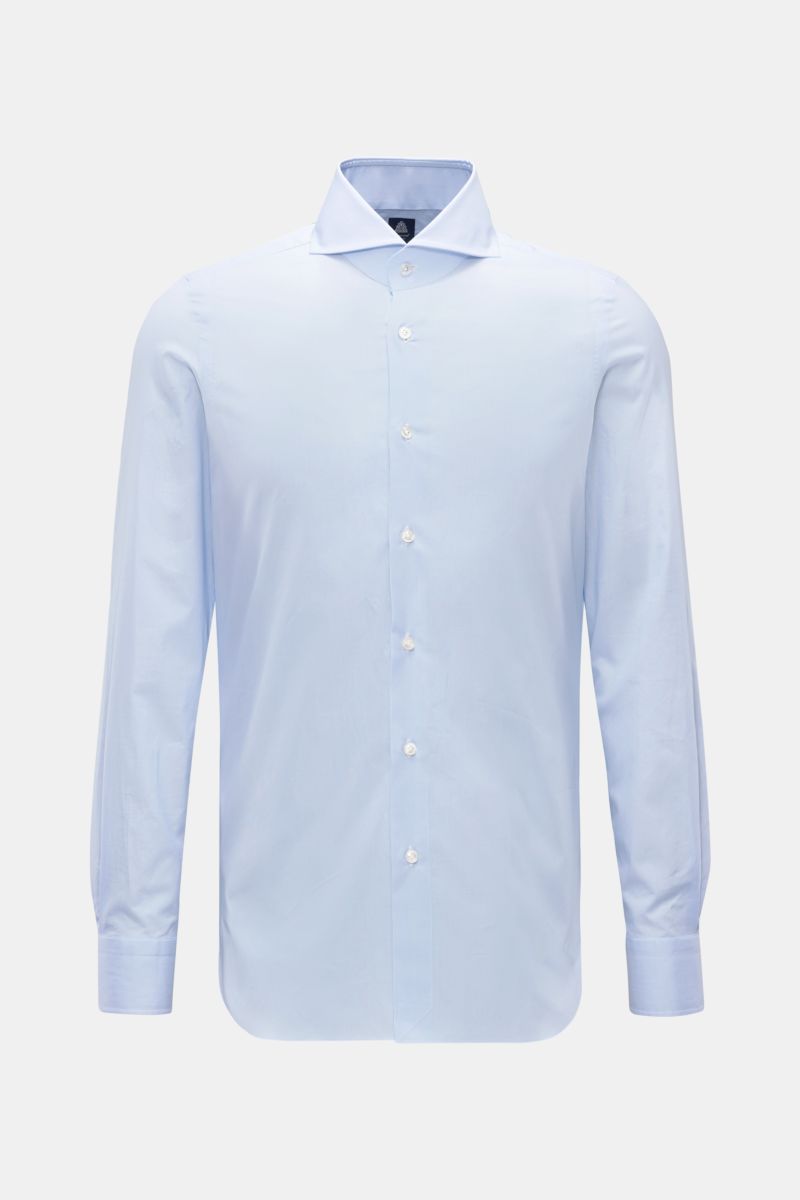 Front view of Finamore Business Hemd 'Sergio Napoli' Haifisch-Kragen hellblau/weiß gestreift, a slim fit poplin cotton shirt with fine stripes, shark collar, French placket, extra-long sleeves, classic sport cuffs, and rounded hem. 

Description: Zeitl